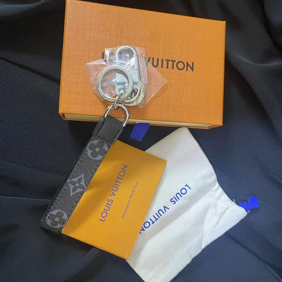 Louis Vuitton keychain black print - Picture 3 of 4